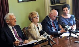 Tłumaczenie szeptane na konferencji prasowych