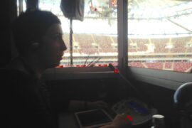 Kabina tłumaczy w pięknej scenerii Stadionu Narodowego