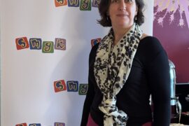 Tłumaczka przy ścianie z logotypami podczas konferencji sprzedażowej SMYK